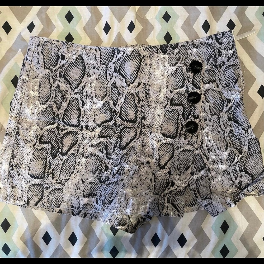 Snake skin She and Sky skort size Large